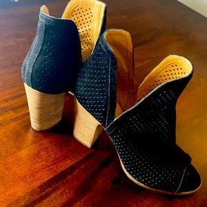 🖤Lucky Brand Suede Peeptoe Booties🖤